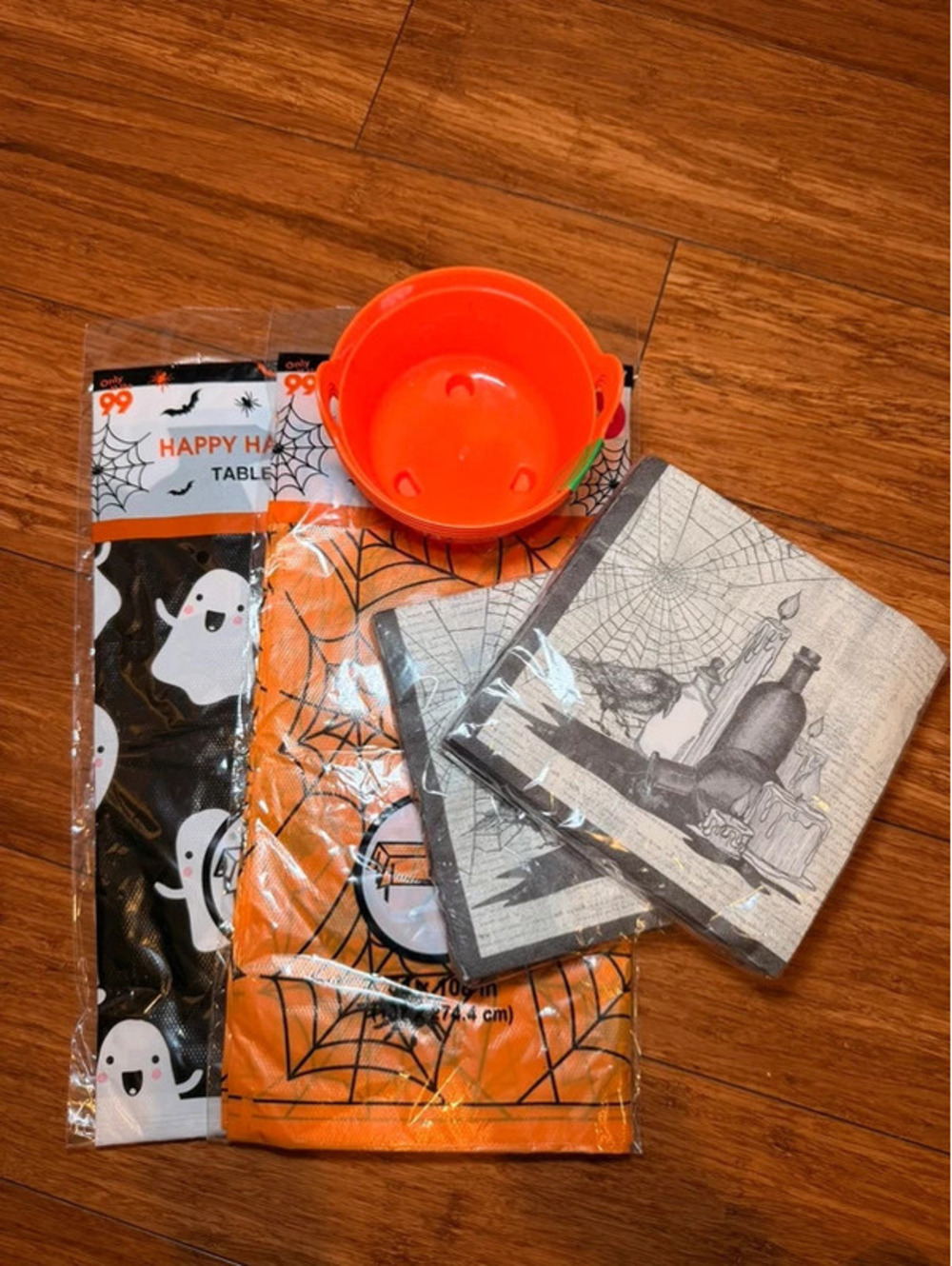 Halloween Party Décor Bundle – Tablecloths, Napkins & Mini Treat Buckets